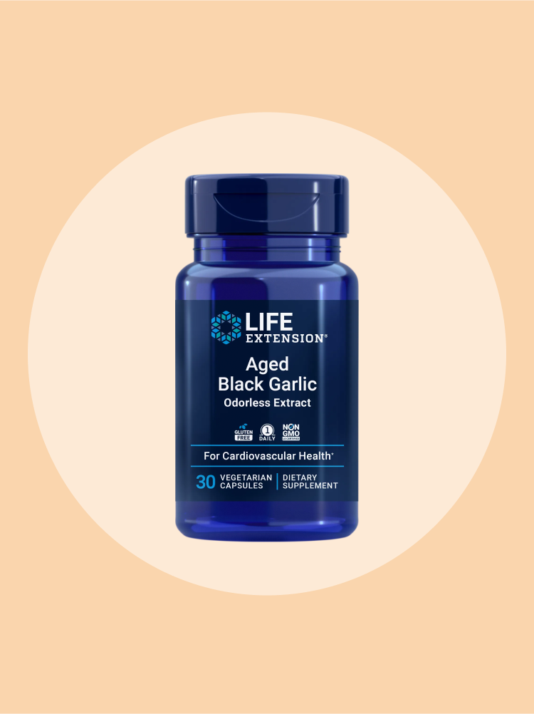 alt="Bottle of Life Extension Estratto inodore di aglio nero invecchiato con sfondo circolare beige.»