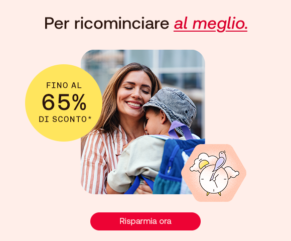 Una madre sorride al figlio che indossa uno zaino scolastico. In alto il testo: “Per ricominciare al meglio”, con “al meglio” evidenziato in rosso e sottolineato. Accanto all'immagine, un bollino giallo riporta: “Fino al 65% di sconto*”. In basso un'illustrazione con una sveglia rosa e un pulsante rosso con la scritta: “Risparmia ora”.