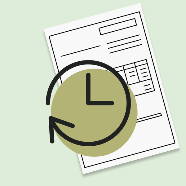 Un documento contenente tabelle e testo, ricoperto da un cerchio grigio con un'icona raffigurante un orologio e una freccia che simboleggia un ciclo.