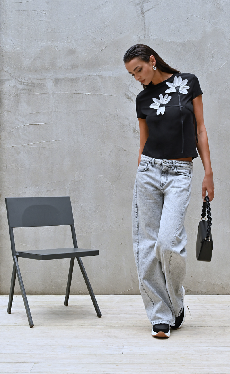 T-Shirt Nera con Fiori