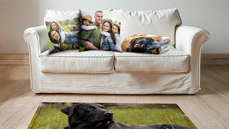 Prodotti per la casa e il lifestyle disposti con gusto su un tavolo. 