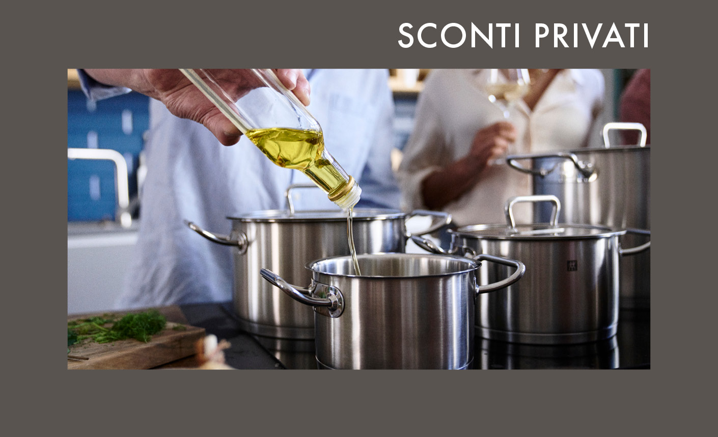 Immagine con pentole in una cucina