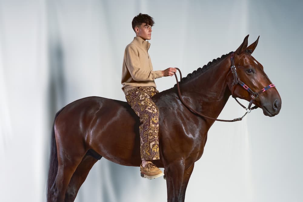 Immagine di una donna sul cavallo che indossa tacchi della nuova collezione.