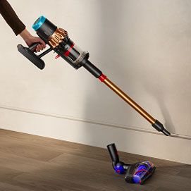 L’aspirapolvere Dyson V16 Piston Animal utilizzato con il tubo e il pennello integrato.