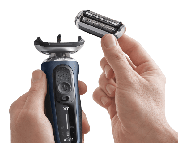 Mano che sostituisce una testina radente su un Braun Series 7