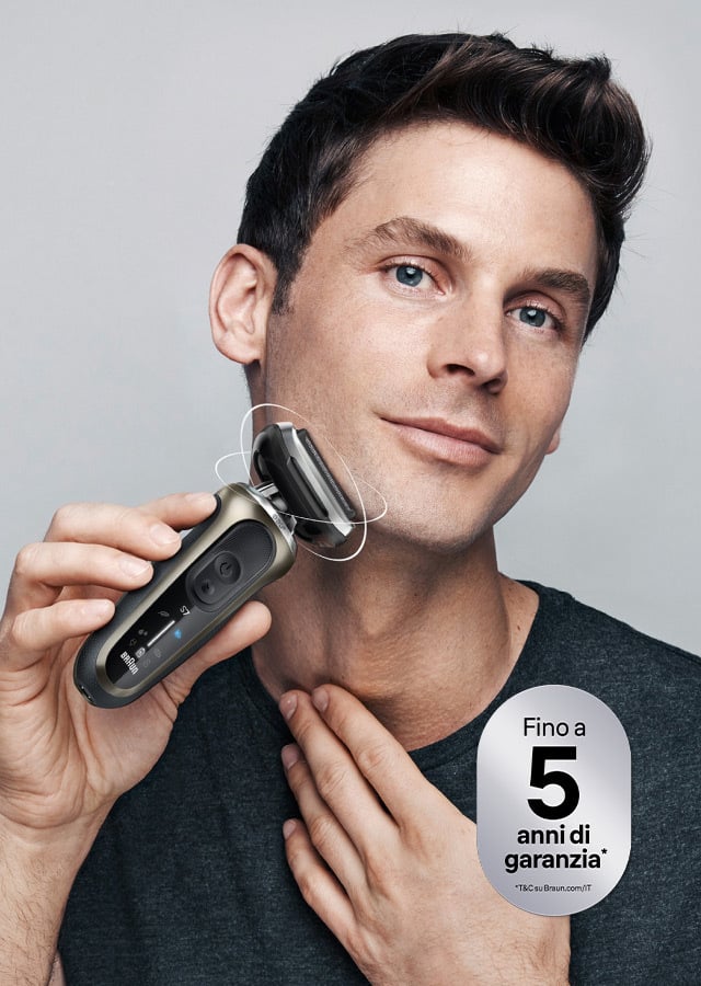 Un uomo si sta radendo con il nuovo rasoio elettrico Braun Series 7.