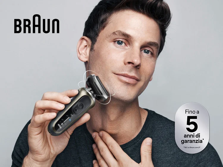 Un uomo si sta radendo con il nuovo rasoio elettrico Braun Series 7.