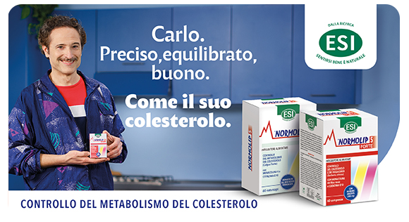 Uomo con baffi e maglione colorato tiene in mano un prodotto ESI Normolip. A destra, due confezioni Normolip 5 e Normolip 5 Forte. In alto a sinistra, il testo: “Carlo. Preciso, equilibrato, buono. Come il suo colesterolo.” In basso, scritta blu su sfondo bianco: “Controllo del metabolismo del colesterolo”. In alto a destra il logo ESI con dicitura “Dalla ricerca ESI – Benessere ed equilibrio”.
