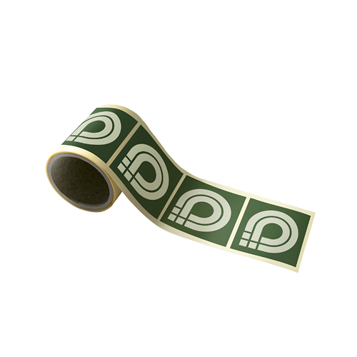 Un rotolo di adesivi con un logo verde che raffigura una “P” stilizzata all'interno di un quadrato bianco. Gli adesivi sono disposti su quattro file.