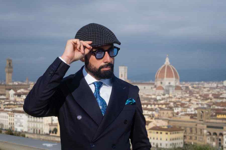 Coppola Irlandese Pied de Poule indossata con stile