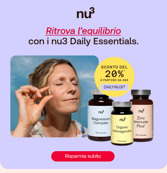 Donna bionda con occhi chiusi prende una capsula sotto la luce del sole. A destra, tre integratori nu3: Magnesium Complex, Organic Ashwagandha e Zinc Immune Plus. Testo: “Ritrova l’equilibrio con i nu3 Daily Essentials”, con “Ritrova l’equilibrio” in rosso corsivo. Un bollino giallo riporta: “Sconto del 20% a partire da 49 €” e codice: DAILYNu3IT. In basso, pulsante rosso: “Risparmia subito”.