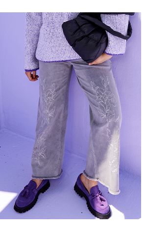 Jeans modello Mary in denim elasticizzato con ricami e orli sfrangiati