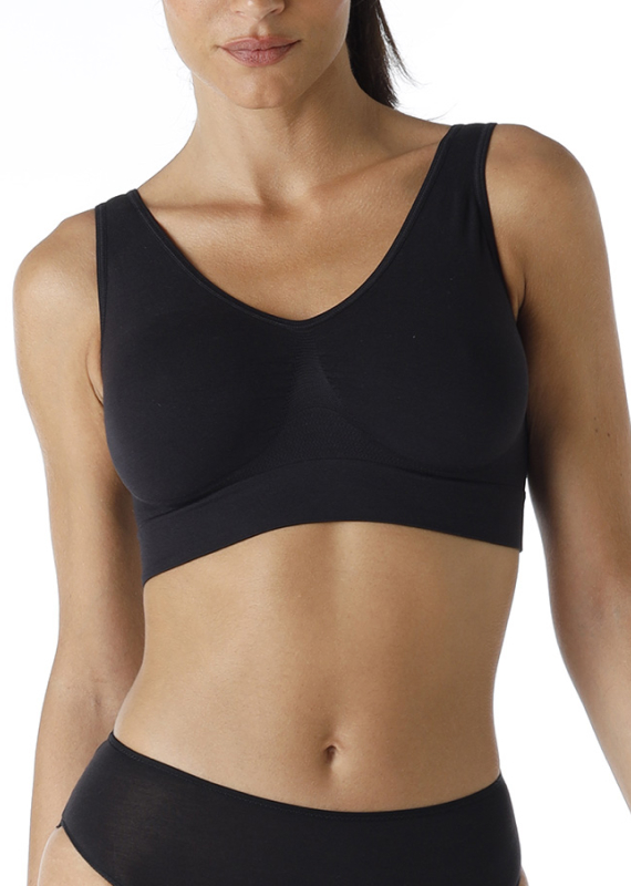 dettaglio reggiseno brassiere nero senza cuciture indossato