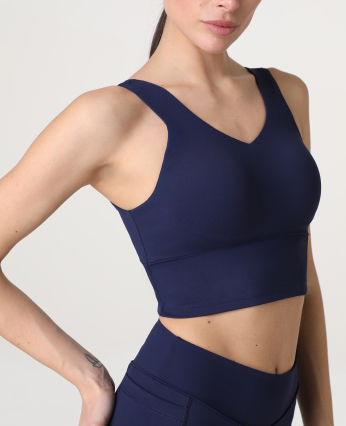 Dettaglio top crop blu scuro indossato