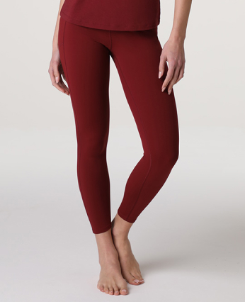 Dettaglio leggings bordeaux indossati