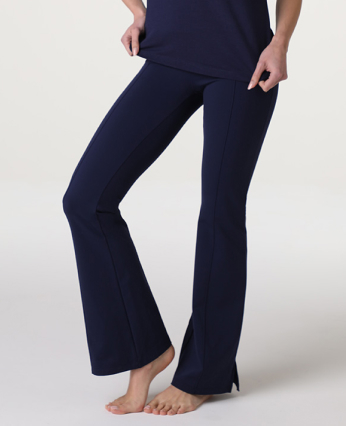 Dettaglio pantaloni a zampa blu indossati