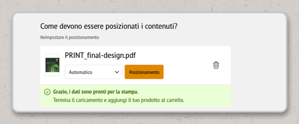 Campo di testo con la domanda “Come devono essere posizionati i contenuti?” e il pulsante ‘Posiziona’. Sotto c'è scritto “Grazie, i tuoi dati sono pronti per la stampa” e “Completa il caricamento e aggiungi il tuo prodotto al carrello”.
