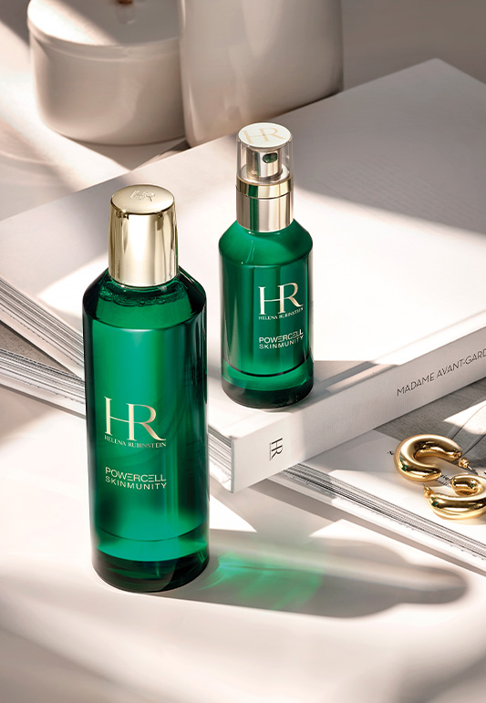 Un vasetto di Age Recovery Night appoggiato su un libro aperto su Helena Rubinstein.