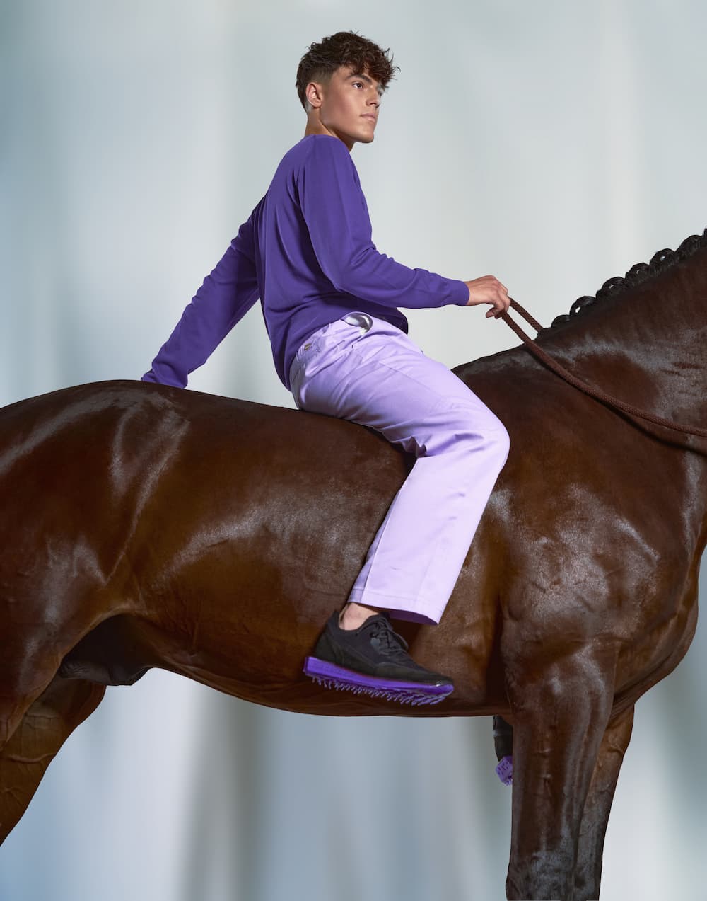 Immagine di una donna sul cavallo che indossa tacchi della nuova collezione.