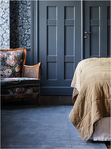 Blue rug in a bedroom