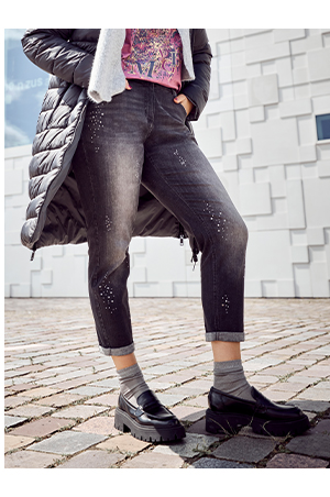 Boyfriend jeans in denim elasticizzato con rivetti