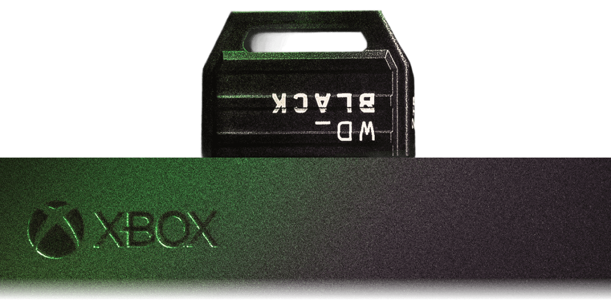 Primo piano di una scheda di espansione della memoria WD_BLACK™ C50 per Xbox™ inserita in una Xbox™ nera con una sovrapposizione illuminata in verde.