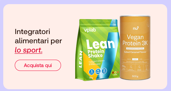 Due integratori sportivi: Lean Protein Shake (vplab) e Vegan Protein 3K (nu3). A sinistra il testo: “Integratori alimentari per lo sport”, con “lo sport” in rosso corsivo. Pulsante rosso: “Acquista qui”.