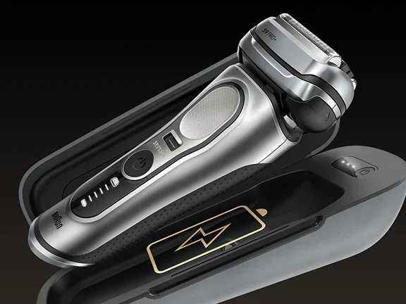 Series 9 Pro+ riposto in modo sicuro nella custodia di ricarica premium, perfetta per i viaggi.