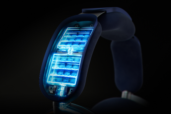 Vista in sezione dell’archetto delle cuffie Dyson OnTrac che mostra le batterie agli ioni di litio evidenziate in blu.