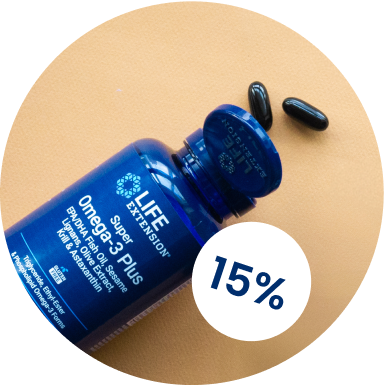 alt="Flacone Life Extension Super Omega-3 Plus con softgel sparsi su una superficie, raffigurato con un'etichetta con uno sconto del 15%.»