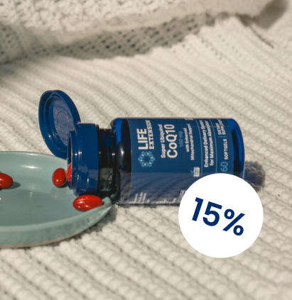 alt="Flacone Life Extension Super Ubiquinol CoQ10 adagiato su una superficie ruvida con softgel rossi su un piatto, evidenziato con un'etichetta con uno sconto del 15%.»