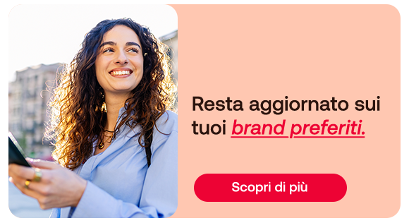 Banner newsletter: giovane donna riccia sorride con lo smartphone in mano. Testo: ‘Resta aggiornato sui tuoi brand preferiti.’ Pulsante rosso: ‘Scopri di più’.“