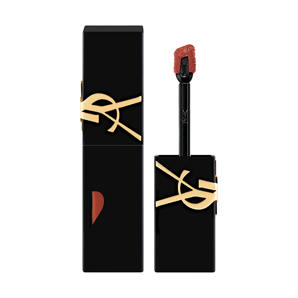 Un prodotto labbra Yves Saint Laurent con custodia nera e logo YSL dorato, caratterizzato da un applicatore morbido immerso in un liquido color terracotta.