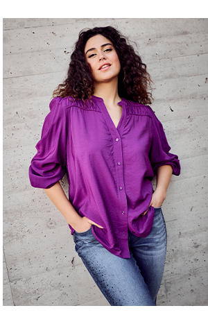 Blusa dal taglio svasato con sprone decorativo, scollo a tunica e maniche lunghe