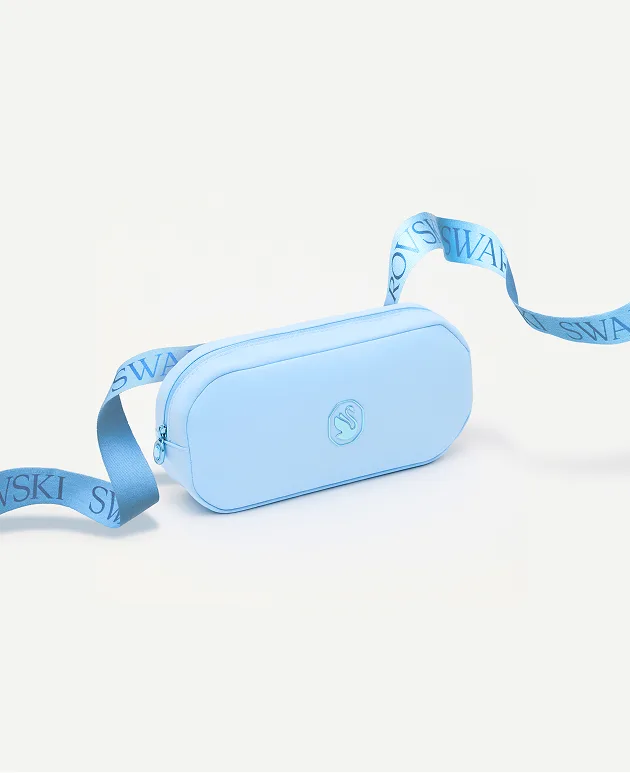 una elegante pochette multiuso azzurra con nastro dietro sullo sfondo