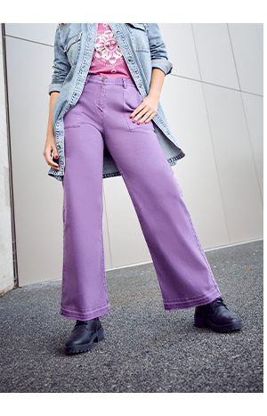 Jeans colorati modello Mary con taglio della gamba dritto, orli sfrangiati e cintura comoda