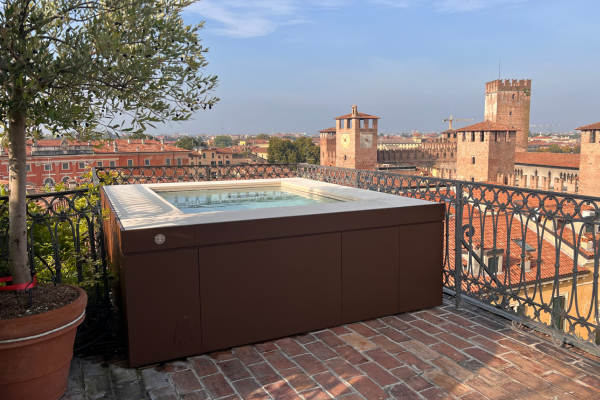italika gemma su un terrazzo