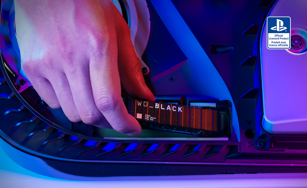 Primo piano di una mano che inserisce un SSD WD_BLACK™ SN850P NVMe™ in una console, con il badge PlayStation Official Licensed Product visibile.