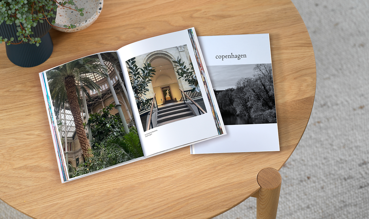 Fotolibro Pixum con foto e design sul tavolino 