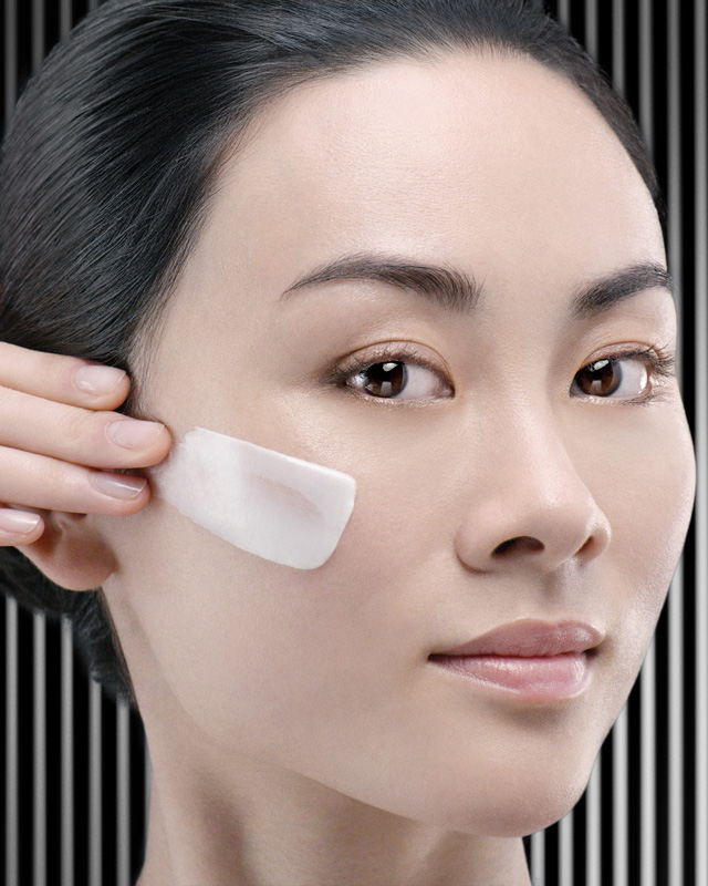 Un mannequin appliquant la crème ARN sur sa joue, montrant la texture de la crème