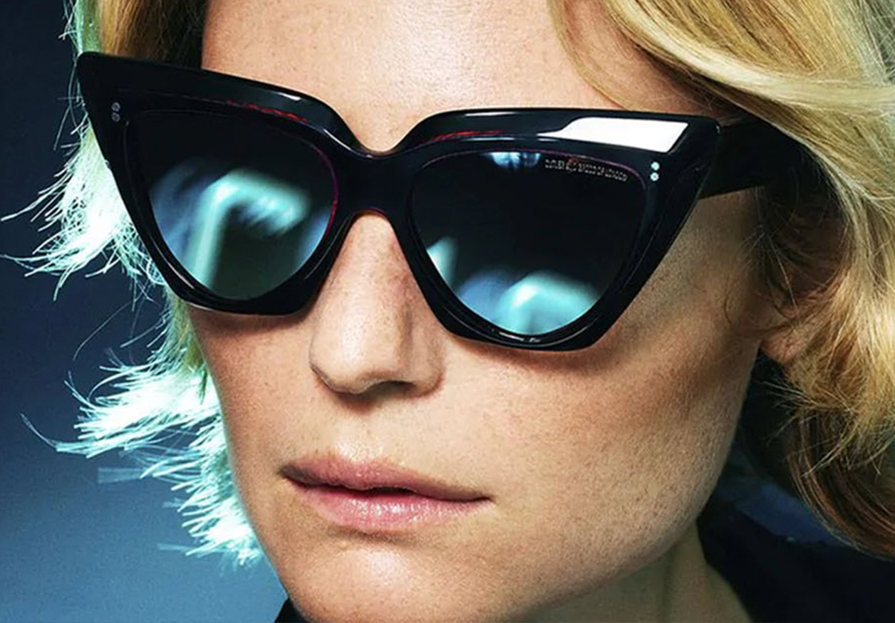 Donna che indossa occhiali da sole Cutler and Gross
