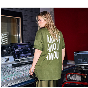 Maglia dal taglio oversize con acid wash e stampa sul retro con AMOUR