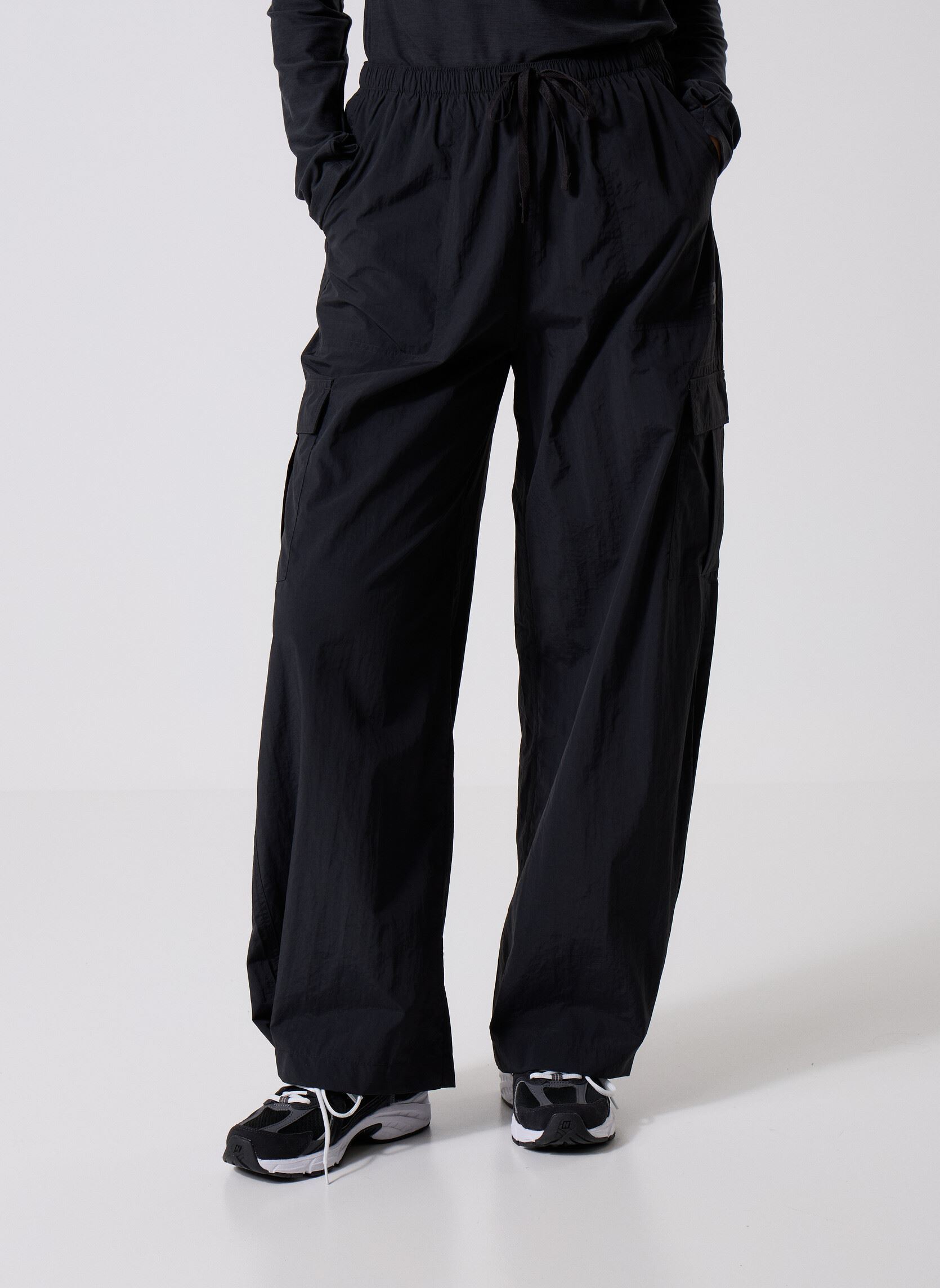 New Balance Pantaloni cargo Woven Cargo Pant donna nera