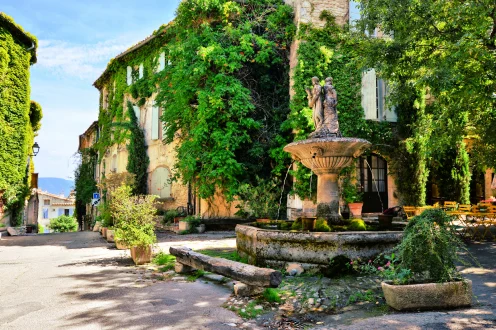 Una città da cartolina che i francesi custodiscono gelosamente