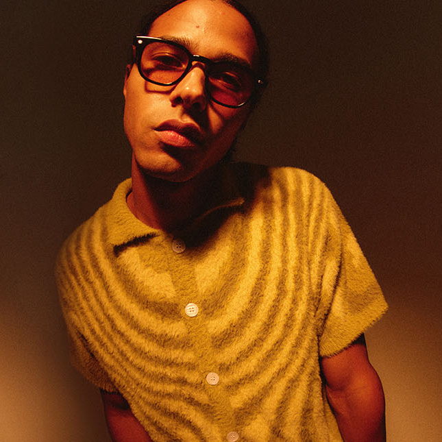 Uomo che indossa occhiali da sole Garrett Leight