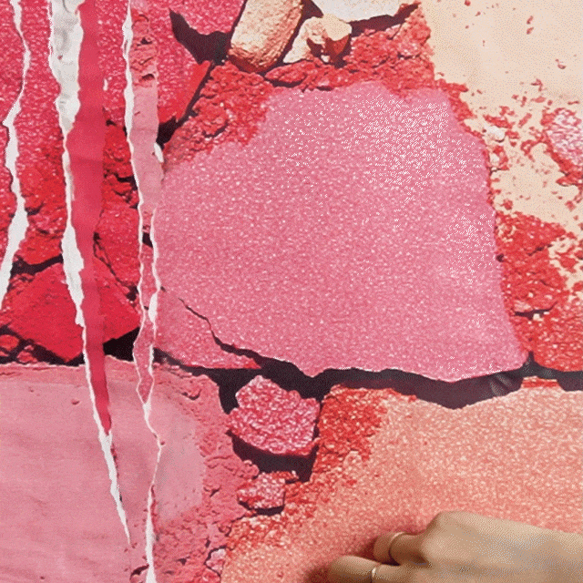 Una gif con texture in polvere nei toni del rosa e del rosso. Una mano strappa un lembo del piano come se fosse un foglio per far apparire il logo YSL Beauty Club e la scritta “Private Sale”.