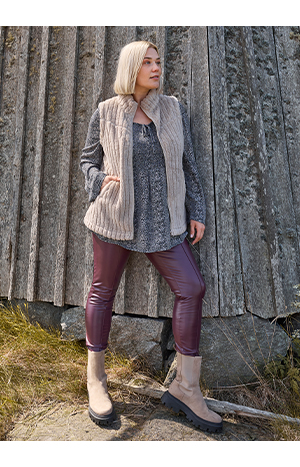 Gilet dal taglio smanicato in teddy con collo alto e coulisse