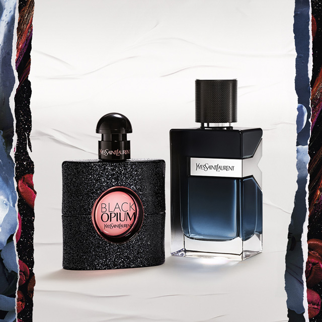 Un sorprendente duo di fragranze YSL Beauté presenta l'iconico Black Opium insieme a una sofisticata fragranza maschile, esposti su una superficie bianca testurizzata con bordi dinamici di carta strappata. Questo abbinamento incarna contrasti audaci e un fascino magnetico.