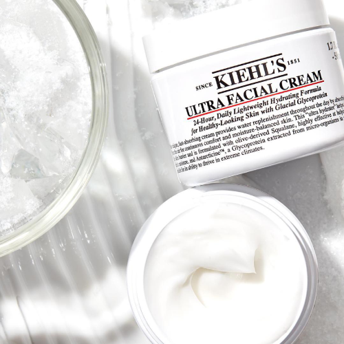 Una donna deterge il viso con Ultra Facial Cleanser