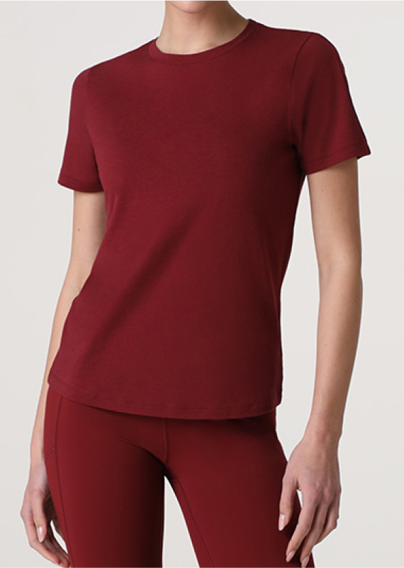 Maglia a maniche corte bordeaux indossata